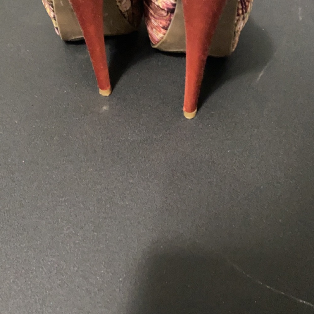 Heels - Picture 4 of 6